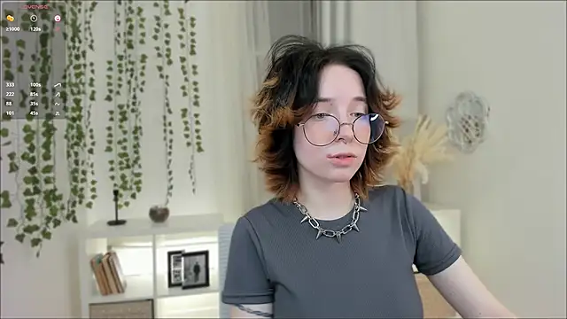 lilithlunna online show from January 14, 2025, 8:48 pm