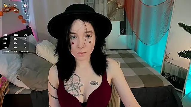 lilithlunna online show from October 28, 2025, 2:42 pm