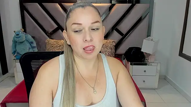 natalia5560 online show from September 17, 2025, 12:51 pm