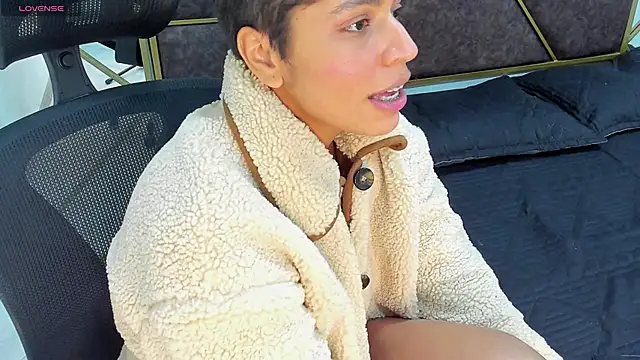 AbrilSonne online show from January 5, 2025, 1:56 am