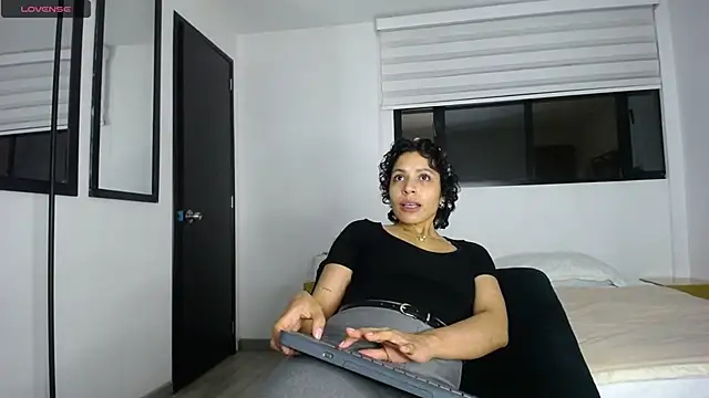 AbrilSonne online show from September 18, 2025, 11:51 pm