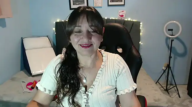 Snapshot of AngelRouss chatting on January 15, 2025, 9:45 am AngelRouss online show from January 15, 2025, 9:45 am