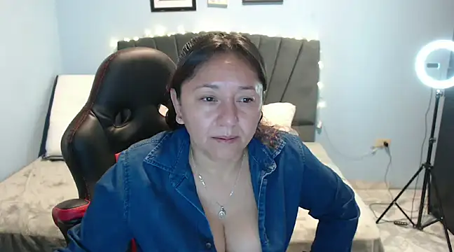 Snapshot of AngelRouss chatting on January 22, 2025, 10:07 am AngelRouss online show from January 22, 2025, 10:07 am