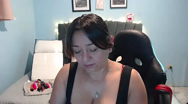 Snapshot of AngelRouss chatting on February 4, 2025, 10:10 am AngelRouss online show from February 4, 2025, 10:10 am