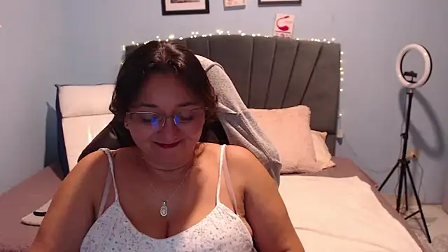 Snapshot of AngelRouss chatting on February 28, 2025, 3:04 pm AngelRouss online show from February 28, 2025, 3:04 pm