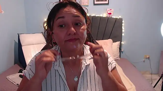 Snapshot of AngelRouss chatting on March 1, 2025, 5:38 pm AngelRouss online show from March 1, 2025, 5:38 pm