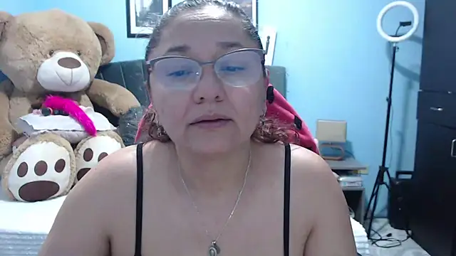 Snapshot of AngelRouss chatting on October 25, 2025, 10:04 pm AngelRouss online show from October 25, 2025, 10:04 pm