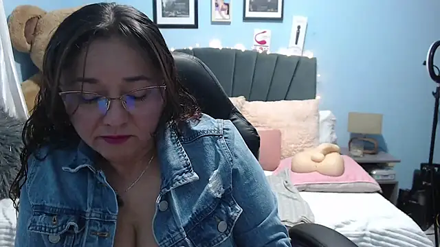 Snapshot of AngelRouss chatting on November 2, 2025, 1:30 am AngelRouss online show from November 2, 2025, 1:30 am