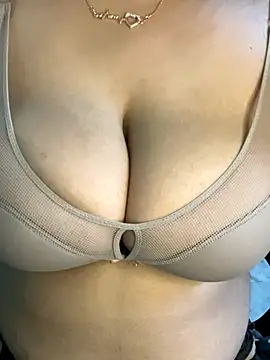 hot menka online show from September 14, 2025, 3:44 pm