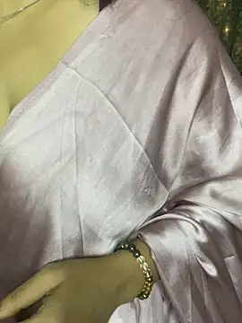 hot menka online show from October 31, 2025, 4:41 pm