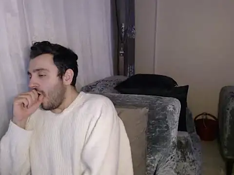 handsomeee04 online show from April 16, 2026, 11:51 pm