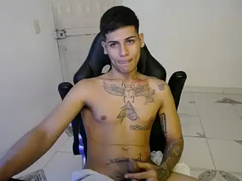 Snapshot of Clyde019 chatting on December 31, 2024, 1:15 am Clyde019 online show from December 31, 2024, 1:15 am