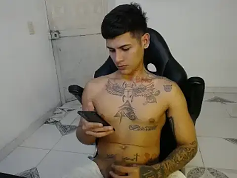 Snapshot of Clyde019 chatting on January 3, 2025, 12:54 am Clyde019 online show from January 3, 2025, 12:54 am