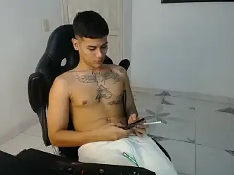 Snapshot of Clyde019 chatting on February 12, 2025, 12:27 am Clyde019 online show from February 12, 2025, 12:27 am