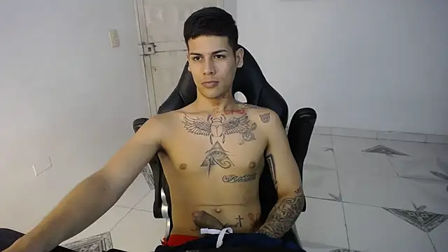 Snapshot of Clyde019 chatting on February 20, 2025, 4:57 pm Clyde019 online show from February 20, 2025, 4:57 pm