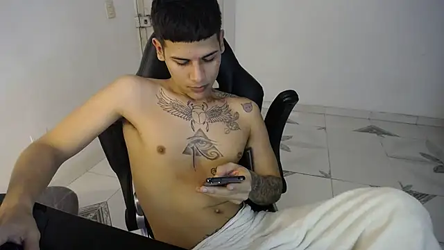 Snapshot of Clyde019 chatting on February 22, 2025, 5:02 pm Clyde019 online show from February 22, 2025, 5:02 pm