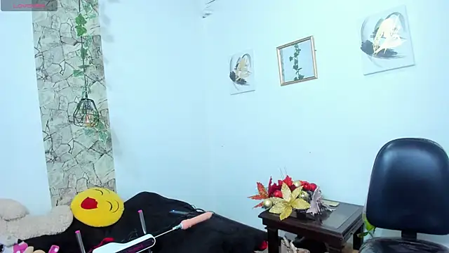 Snapshot of evelin_cloy_golden chatting on December 31, 2024, 5:18 pm evelin cloy golden online show from December 31, 2024, 5:18 pm