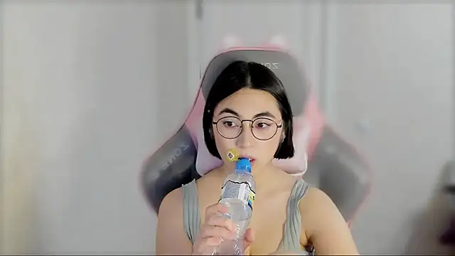  hannah baker online show from February 25, 2025, 12:34 pm