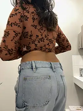 lizzzziee online show from January 19, 2025, 12:06 pm