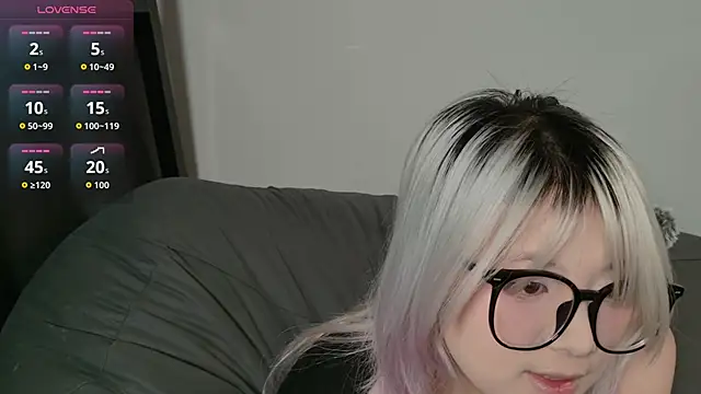 Yu UwU  online show from February 15, 2026, 2:14 pm