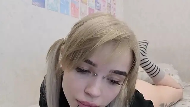 Snapshot of emodreamgirl chatting on May 17, 2026, 12:56 pm emodreamgirl online show from May 17, 2026, 12:56 pm
