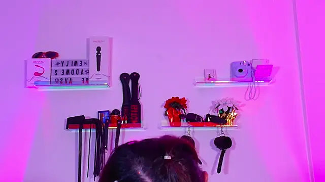 Snapshot of EmiF26 chatting on November 21, 2025, 10:19 pm EmiF26 online show from November 21, 2025, 10:19 pm