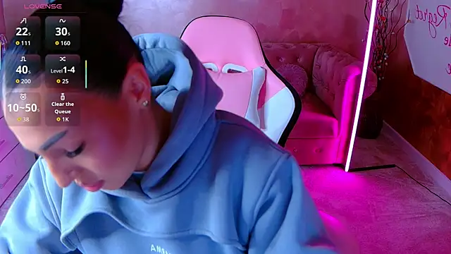 Snapshot of evanew_ chatting on January 6, 2026, 5:27 pm evanew online show from January 6, 2026, 5:27 pm