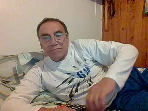 santiagon2015 online show from February 10, 2025, 2:41 am