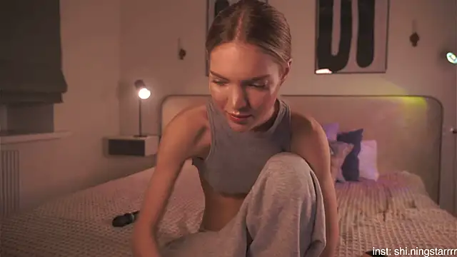 Snapshot of alittlestarrr chatting on February 22, 2025, 12:16 am alittlestarrr online show from February 22, 2025, 12:16 am