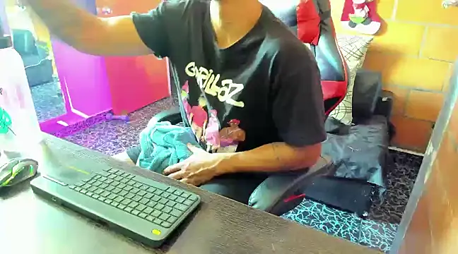 Snapshot of Adam_Valenciia chatting on January 9, 2025, 3:55 pm Adam Valenciia online show from January 9, 2025, 3:55 pm