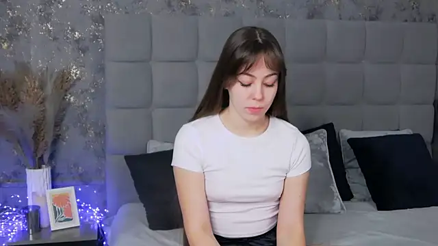 Snapshot of TheEmma chatting on March 21, 2025, 6:05 am TheEmma online show from March 21, 2025, 6:05 am