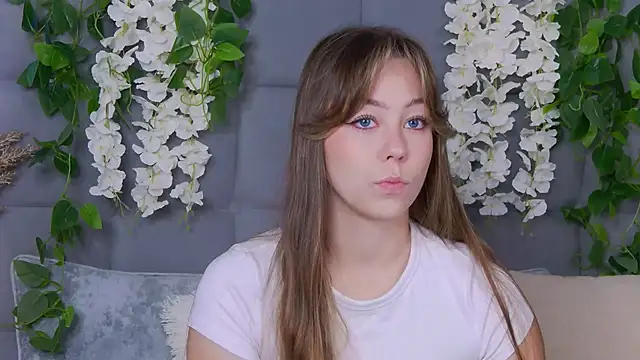 Snapshot of TheEmma chatting on October 17, 2025, 5:54 am TheEmma online show from October 17, 2025, 5:54 am