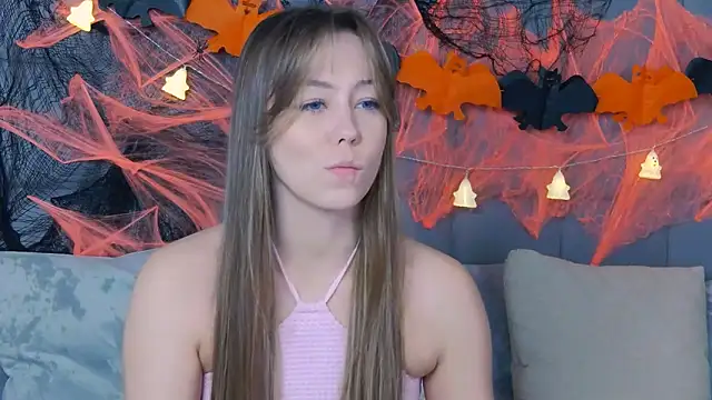 Snapshot of TheEmma chatting on November 2, 2025, 8:28 am TheEmma online show from November 2, 2025, 8:28 am