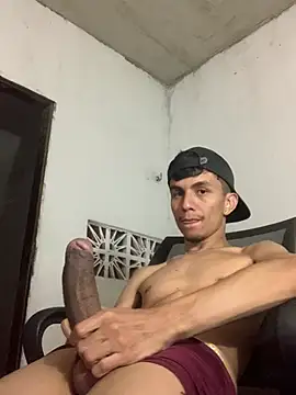 Snapshot of gabrielzinnnn085 chatting on August 3, 2026, 10:35 pm gabrielzinnnn085 online show from August 3, 2026, 10:35 pm