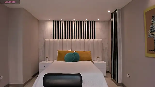 NiaSalvatore online show from September 21, 2025, 4:52 pm