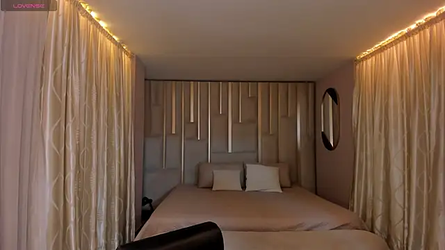 NiaSalvatore online show from October 23, 2025, 7:45 pm