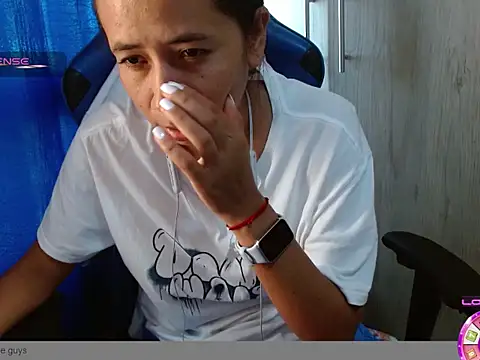 Danielagomez33 online show from March 3, 2026, 1:28 pm