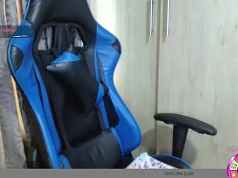 Danielagomez33 online show from April 13, 2026, 12:54 pm