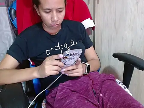 Danielagomez33 online show from May 28, 2026, 11:46 pm