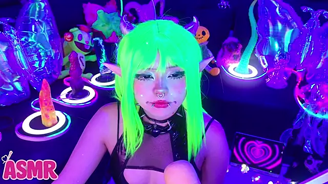 Snapshot of LaytonBox chatting on February 5, 2026, 1:05 pm LaytonBox online show from February 5, 2026, 1:05 pm