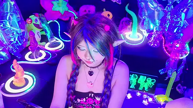 Snapshot of LaytonBox chatting on February 6, 2026, 2:20 pm LaytonBox online show from February 6, 2026, 2:20 pm