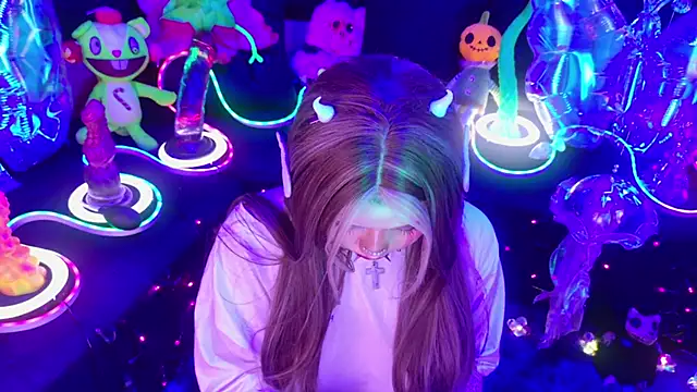 Snapshot of LaytonBox chatting on February 8, 2026, 1:47 pm LaytonBox online show from February 8, 2026, 1:47 pm