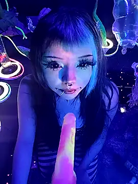 Snapshot of LaytonBox chatting on February 17, 2026, 6:36 pm LaytonBox online show from February 17, 2026, 6:36 pm