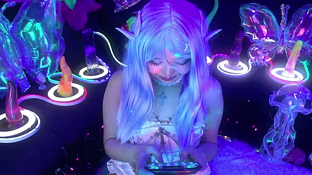 Snapshot of LaytonBox chatting on April 8, 2026, 3:45 pm LaytonBox online show from April 8, 2026, 3:45 pm