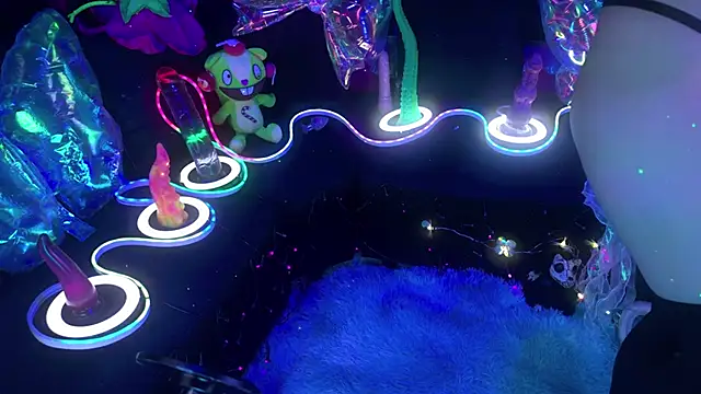 Snapshot of LaytonBox chatting on April 13, 2026, 12:43 pm LaytonBox online show from April 13, 2026, 12:43 pm