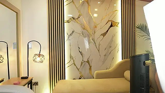 Emma Walkerr  online show from February 19, 2026, 7:10 pm