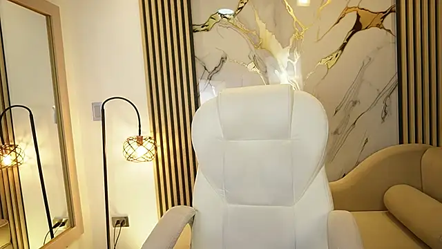 Emma Walkerr  online show from April 6, 2026, 7:04 pm