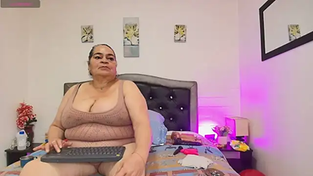Snapshot of VickyBoobss chatting on May 31, 2026, 12:45 pm VickyBoobss online show from May 31, 2026, 12:45 pm