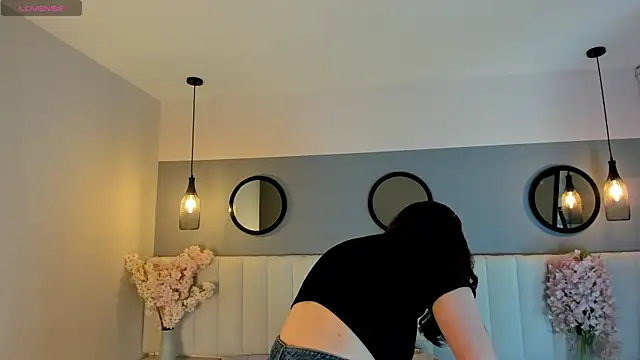 chelsea bolton  online show from March 5, 2026, 12:34 pm