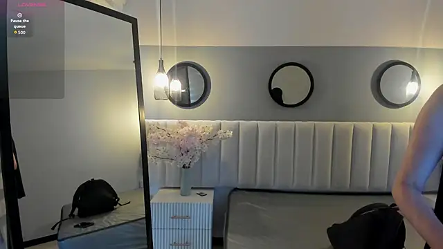 chelsea bolton  online show from April 1, 2026, 12:17 pm